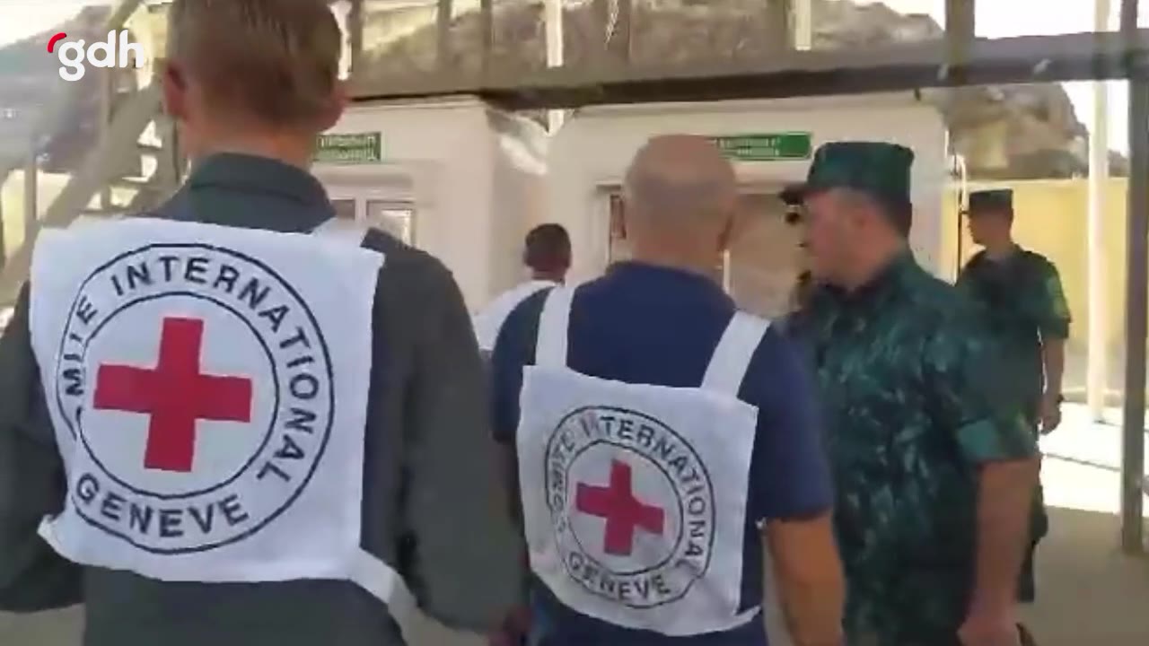 Ermeni siviller Hankendi'den ayrılmaya devam ediyor
