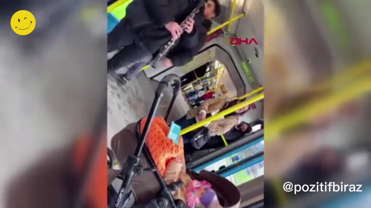 Bursa'da sokak müzisyenleri bebek için ninni çaldı