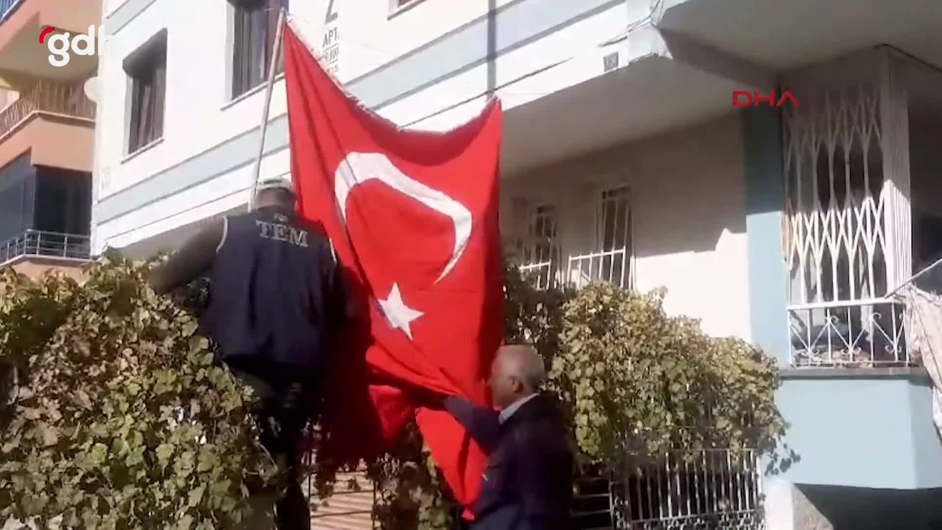 Kayseri'de bayrağı öpene polis tarafından yeni bayrak hediye edildi