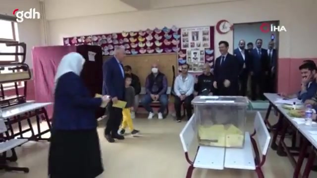 Binali Yıldırım'dan eşi Semiha'ya: "Hanım, karar veremedin mi?"