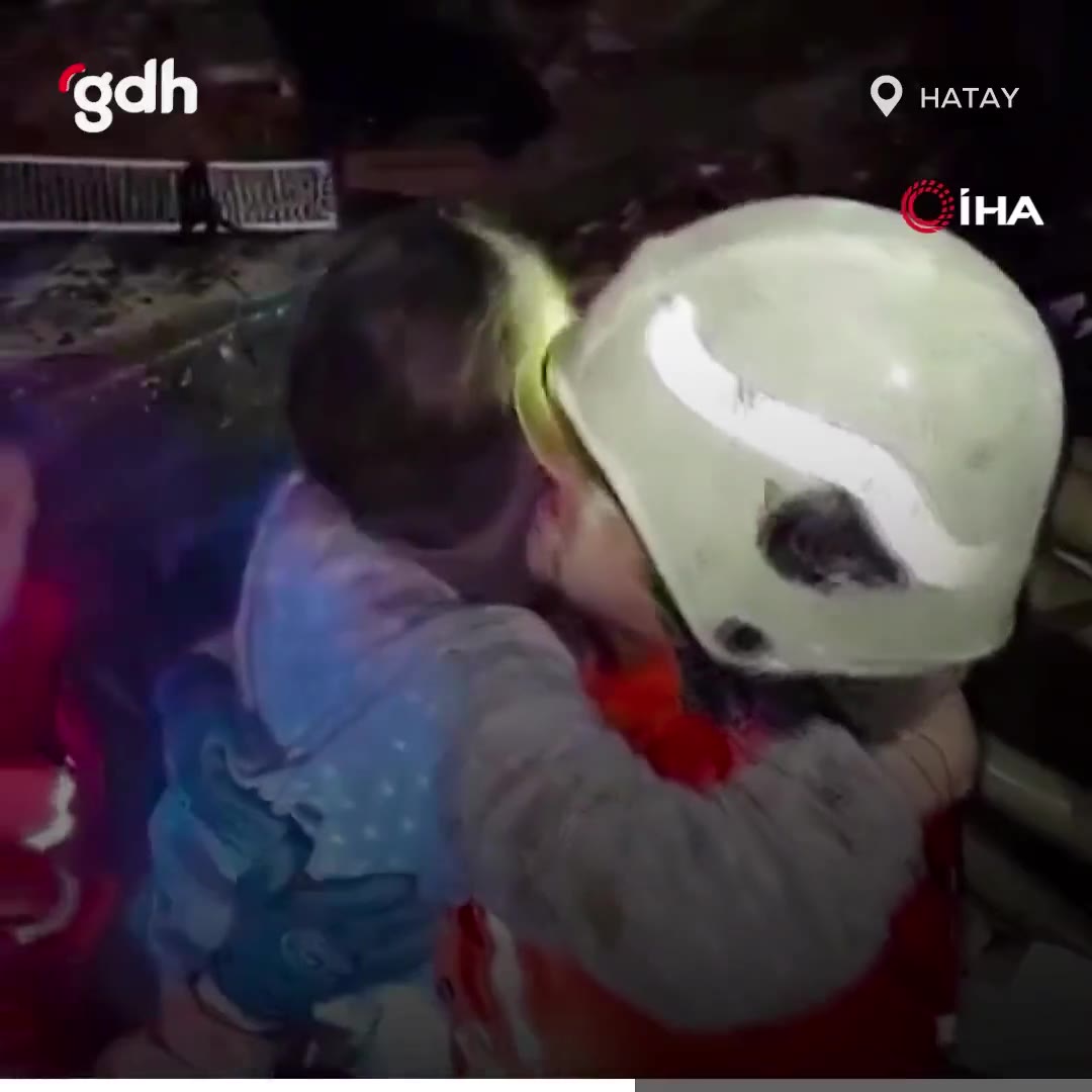 Hatay'da 16 yaşındaki Şevval Deniz, enkazdan kurtarıldı