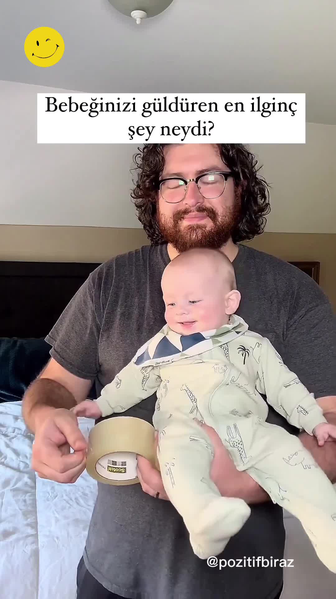 Bant açma sesine gülen bebek