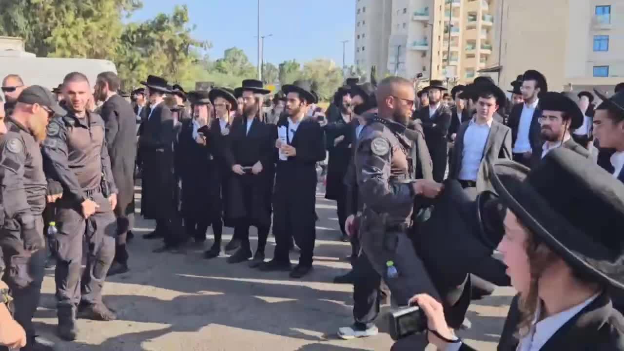 Kudüs'te Harediler ve polis arasında protesto arbede! 4 gözaltı