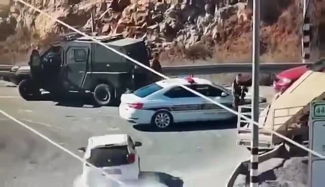 Ramallah'da Filistinli sürücü polis aracına çarptı