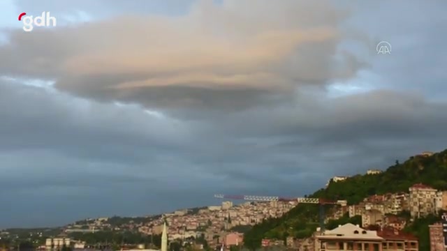 Trabzon semalarında akşam saatlerinde mercek bulutu görüldü