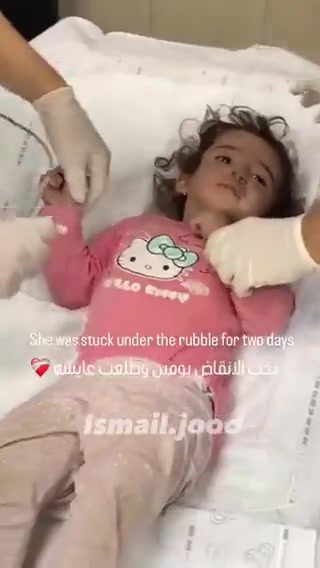 Gazze'de enkaz altında 2 gün kalan bir çocuk kurtarıldı