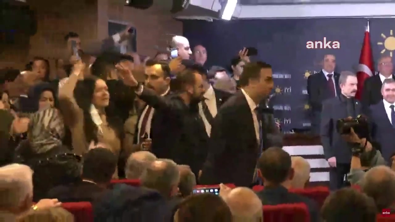 İYİ Parti tanıtım toplantısında kavga çıktı