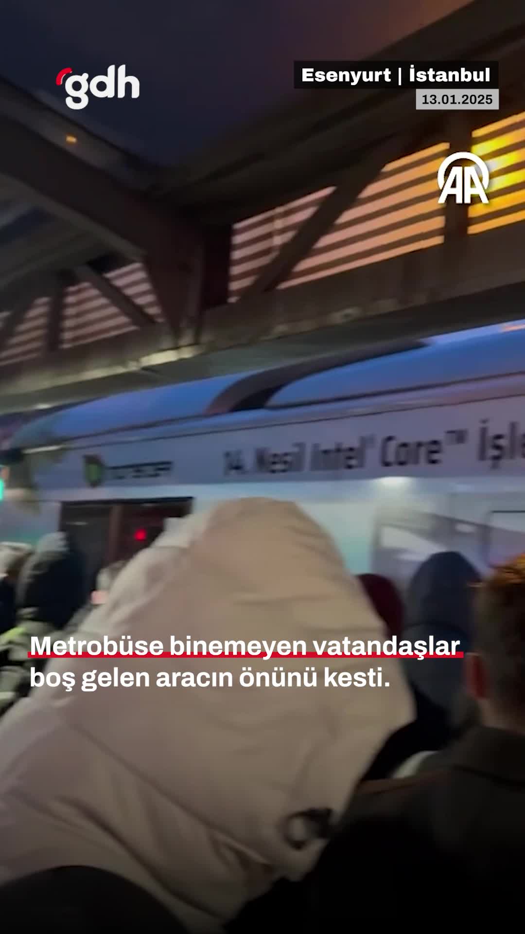 Esenyurt'ta metrobüs yoğunluğu nedeniyle yolcular isyan etti!