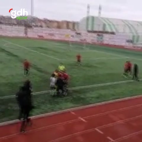 Amatör Lig maçında saha ve tribün karıştı!