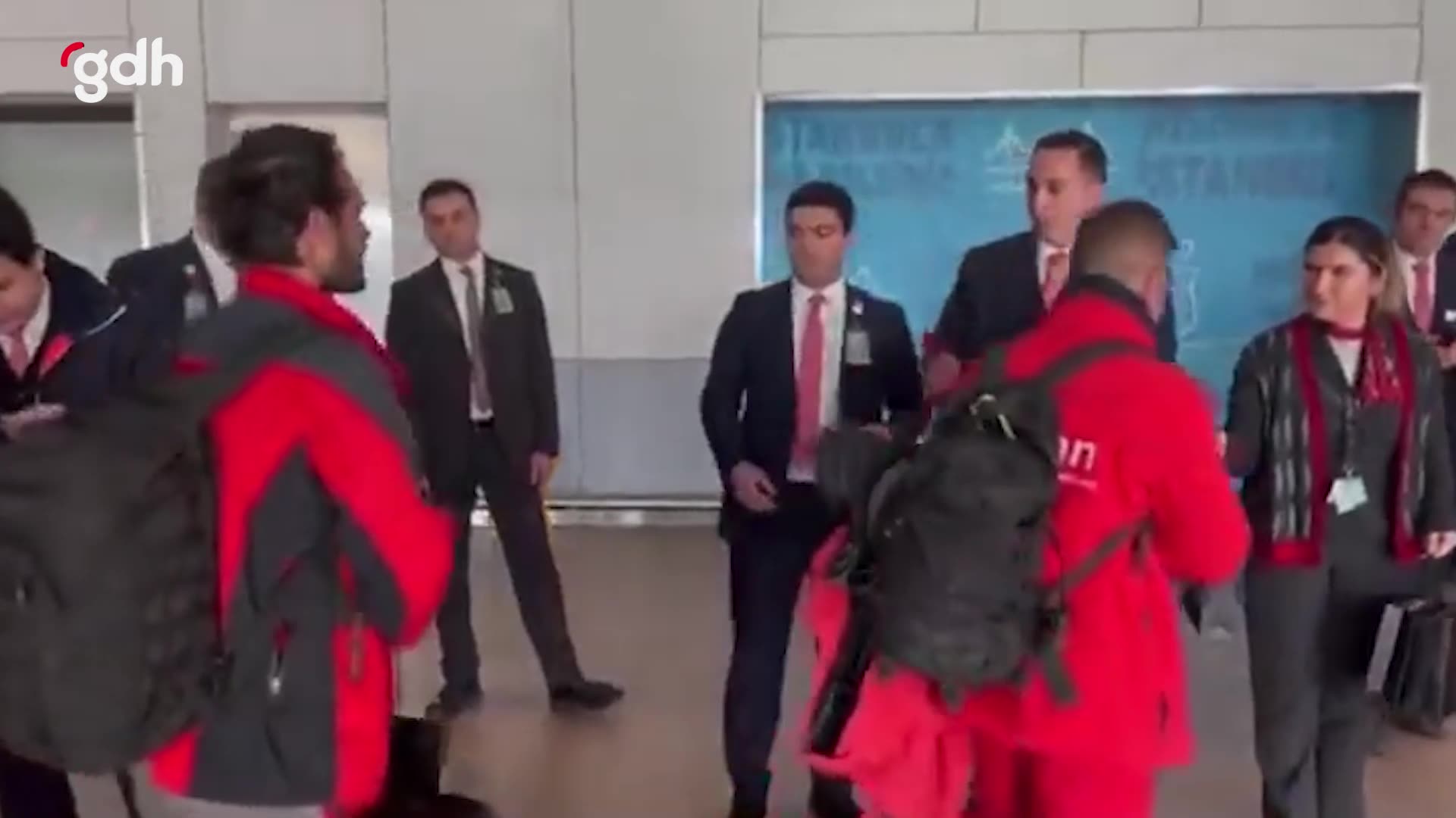 İspanyol arama kurtarma ekibi Türkiye'den çiçeklerle uğurlandı