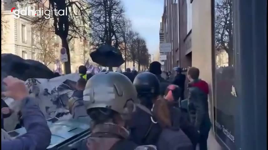 Rennes'te emeklilik reformuna karşı grevde polisle çatışma