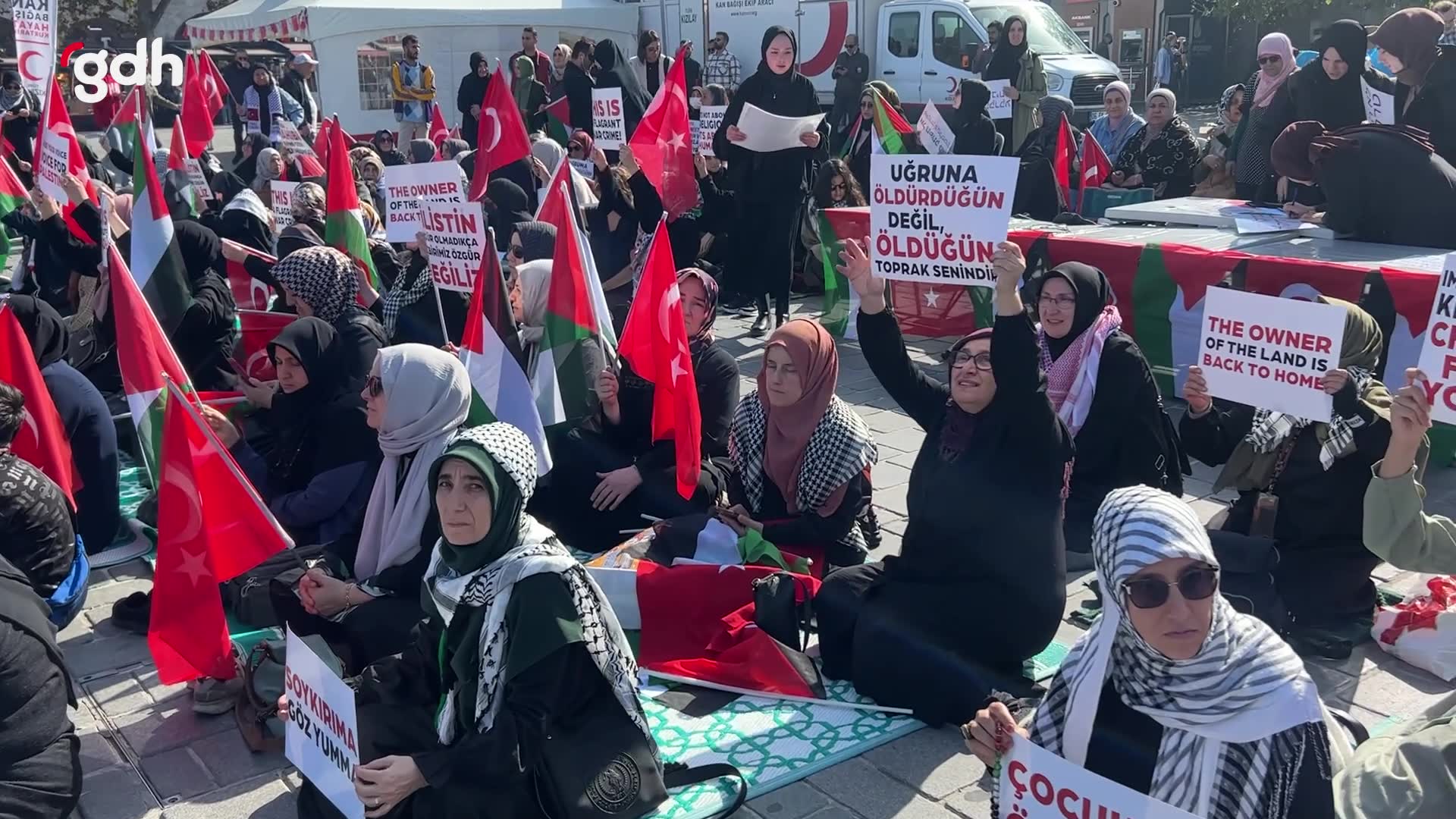 İstanbul'da İsrail saldırılarına karşı oturma eylemi