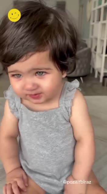 İlk kez limonun tadına bakan bebek
