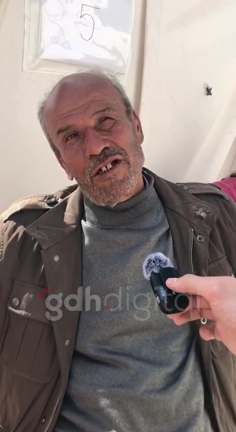 "Depremin ilk anında eşimin elini tuttum, adım atamadım."