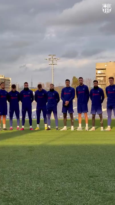 Barcelona futbolcuları depremde ölenler için saygı duruşu yaptı