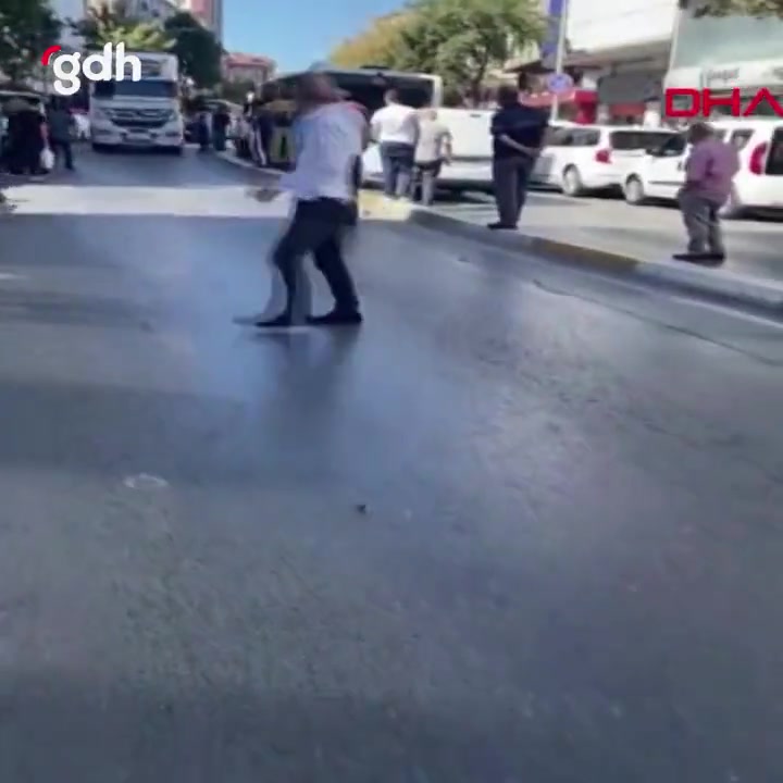 Bağcılar’da kamyon şoförü, otomobil sürücüsünü vurdu