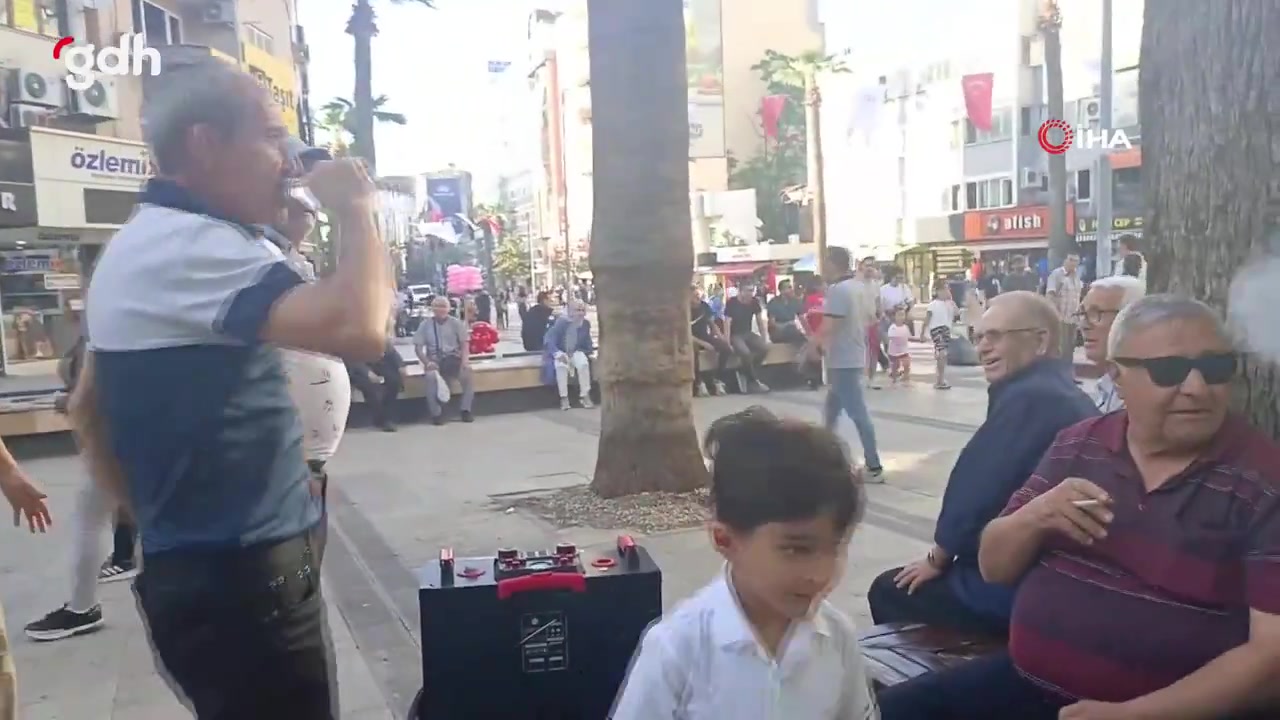 Denizli'de Halil, 5 bin TL ve 100 doları oyun havasıyla dağıttı
