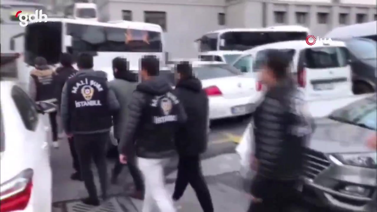 Fatih'te pos cihazlarıyla kara para aklayan 10 şüpheli yakalandı