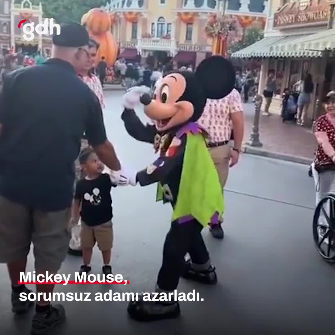 Mickey Mouse, düşen çocuğuna bakmayan babayı azarladı
