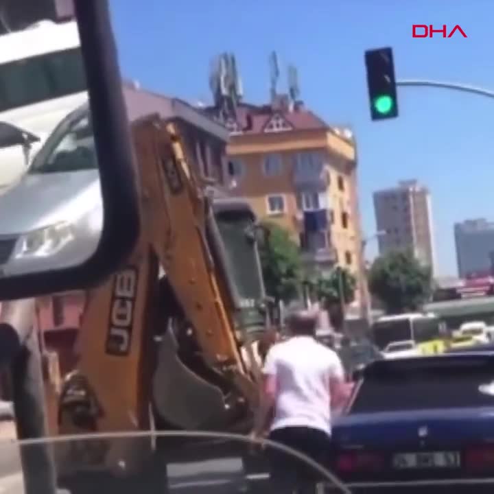 Ümraniye'de operatör, tartıştığı kişiye kepçeyle saldırdı