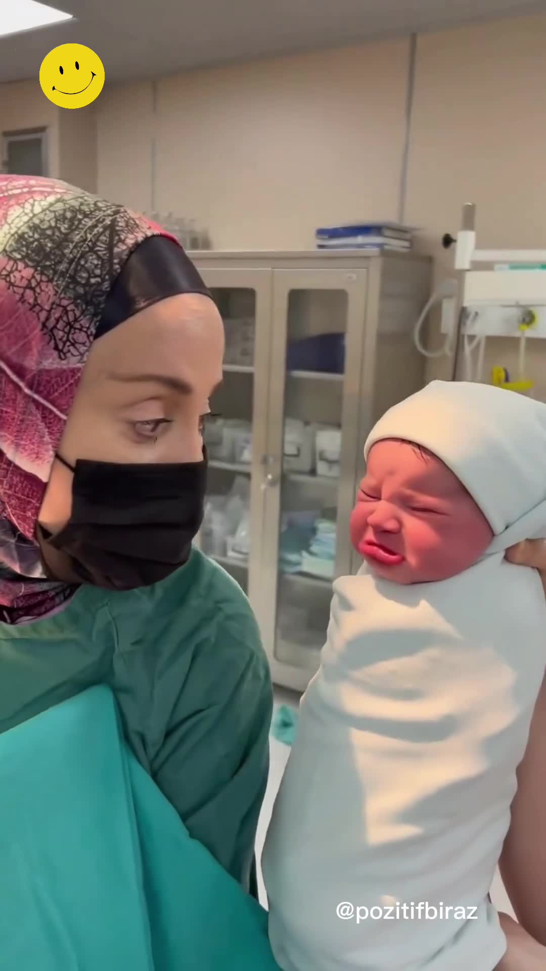 Azerbaycan'da kadın doğum uzmanının bebek güzelliği tepkisi gündemde