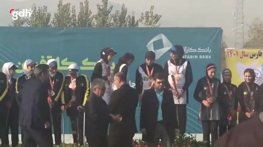 İranlı okçu Parmida Ghasemi madalya töreninde başörtüsünü çıkardı
