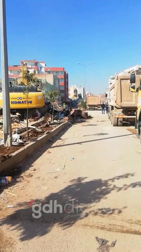 Adıyaman'da enkazda hafriyat kaldırma çalışmaları başladı