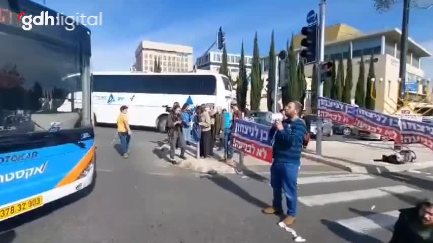 İsrailli esir yakınları, Kudüs'te yolu kapattı