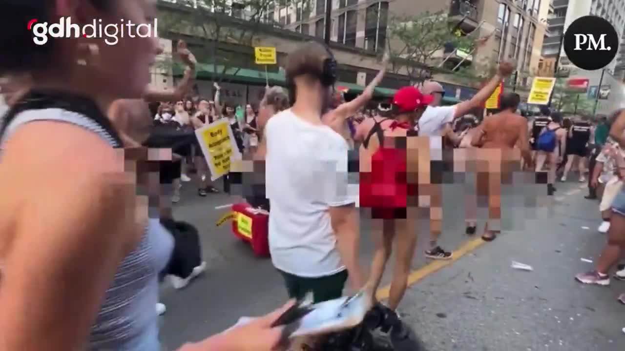 Toronto'da Çocukların Önünde Çıplak LGBT Onur Yürüyüşü Tepki Çekti