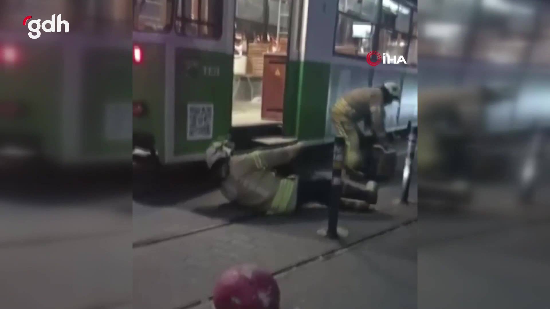 Kadıköy'de torununu kurtarmak isterken tramvay kazası görüntüleri