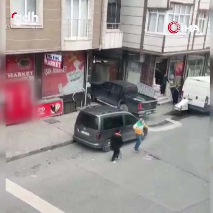 Esenyurt'ta kadına saldıran adama mahalle gençleri saldırdı