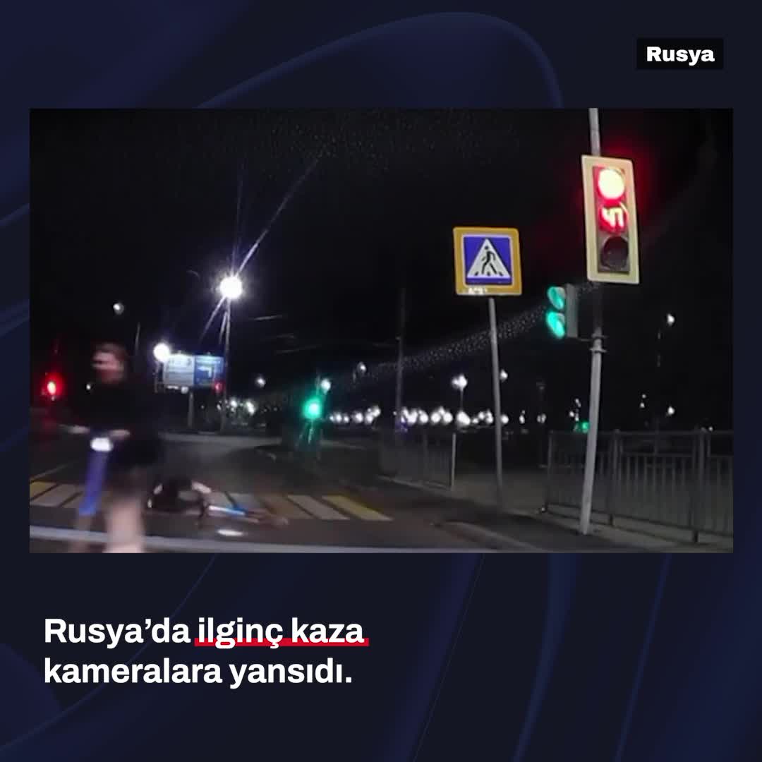 Rusya’da scooter kullanan iki kişi, boş yolda çarpıştı