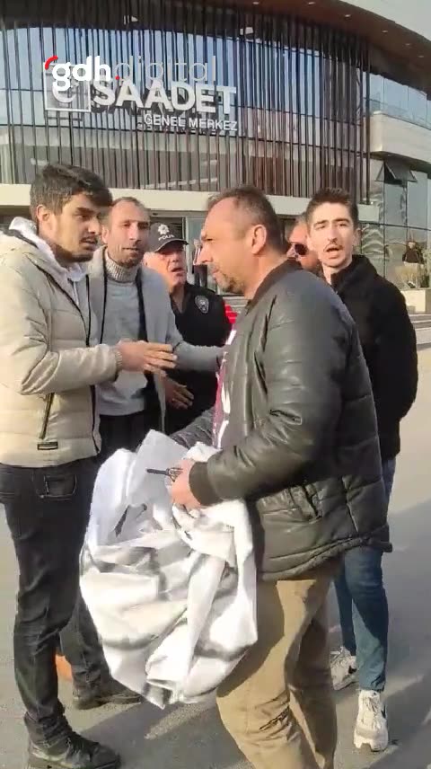 Saadet Partisi önünde "Adayımız Muharrem İnce" pankartı açıldı