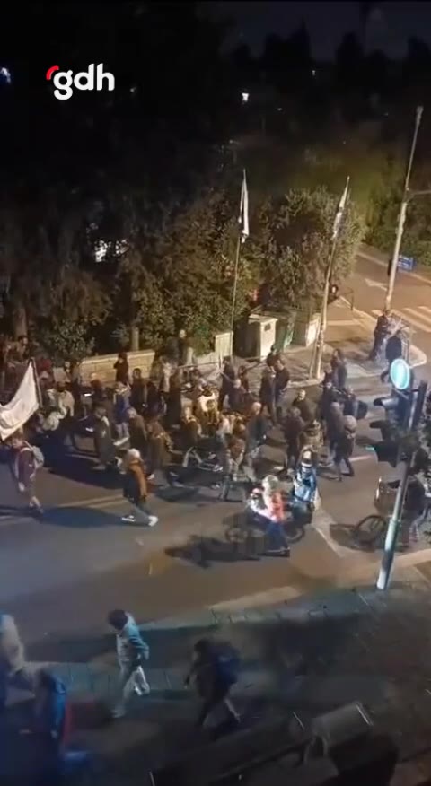 Gazze'deki İsrailli esirlerin yakınları Netanyahu'nun evinde protesto düzenledi