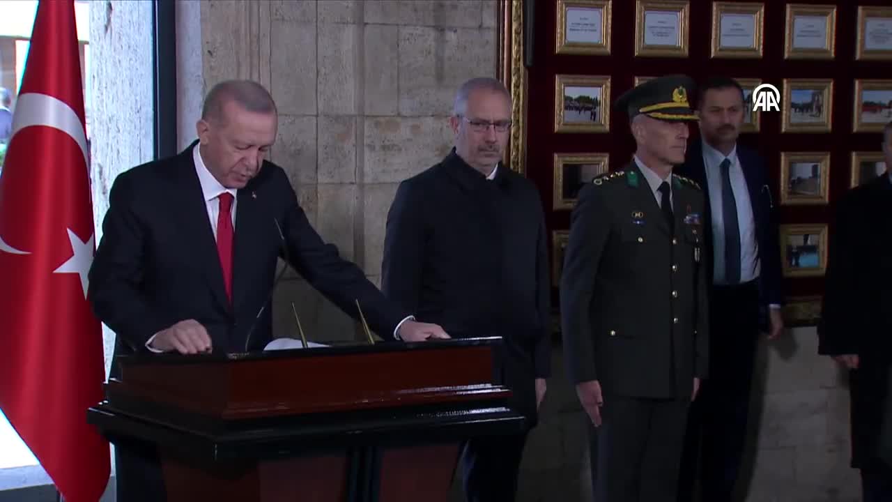 Cumhurbaşkanı Erdoğan Anıtkabir'i ziyaret etti, özel defter imzalandı
