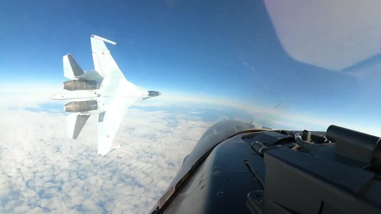 Rus Su-35'in Alaska'da Amerikan uçaklarına tehlikeli yakın uçuşu