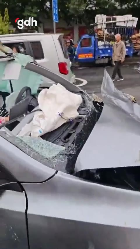 Tesla Model Y, 7 takla attı; sürücü ve yolcu kurtuldu!