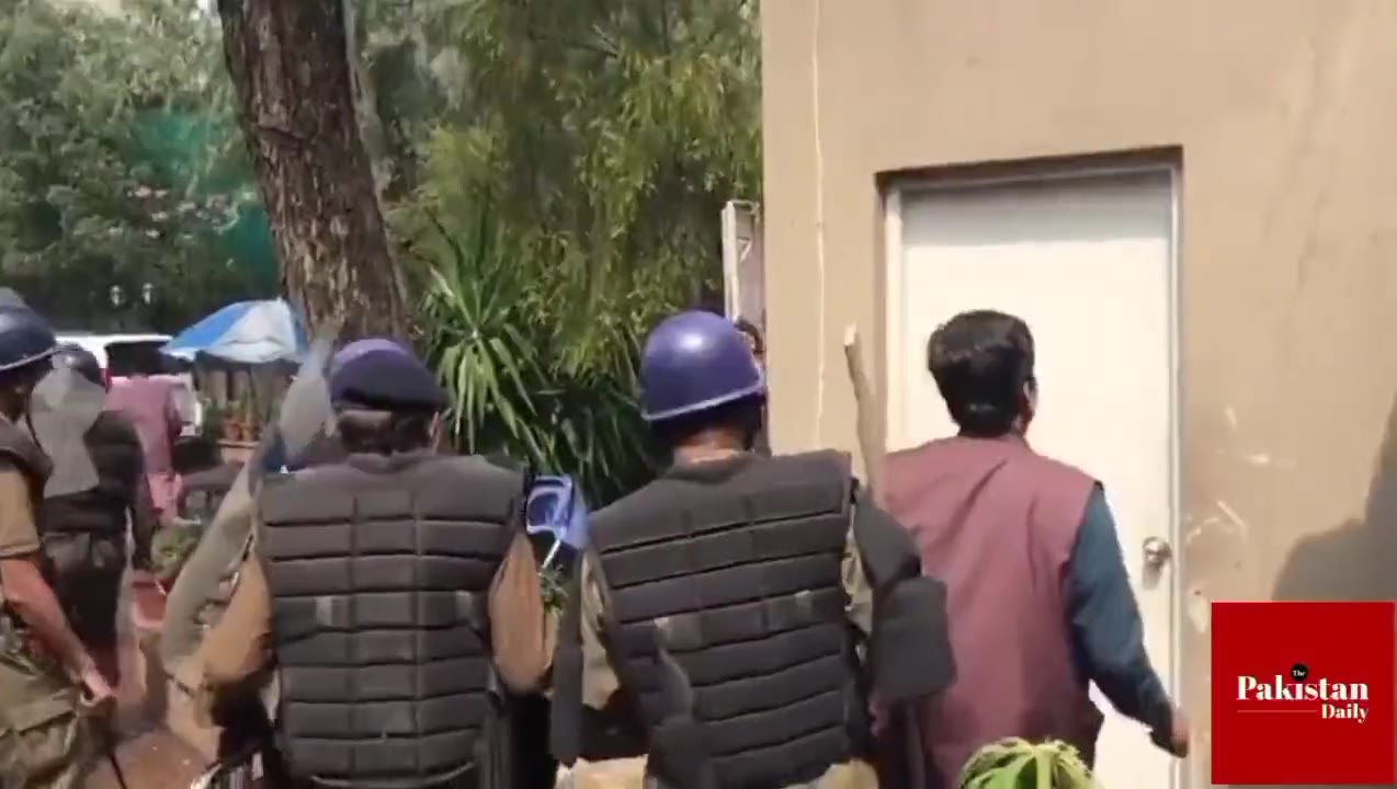 Pakistan Polisi İmran Han'ı tutuklamak için evine girdi
