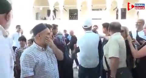 "Sokak Röportajında Erdoğan'ı Peygamber İlan Eden Ablanın Saçmalığı"