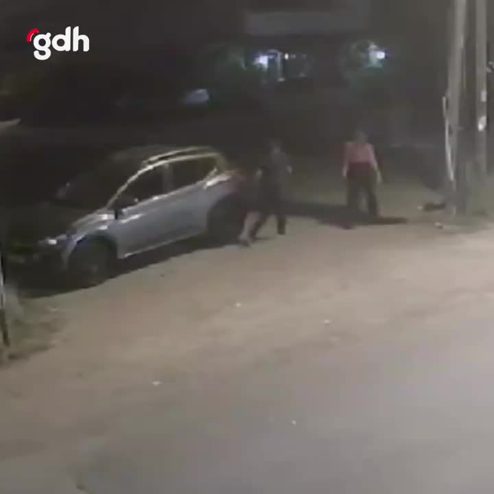 Sakarya’da tartışan şahıs, aracın camına yumruk atarak hasar verdi