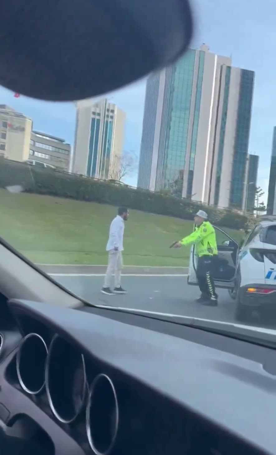 İstanbul'da polis ateş açtı, sürücü mukavemet gösterdi
