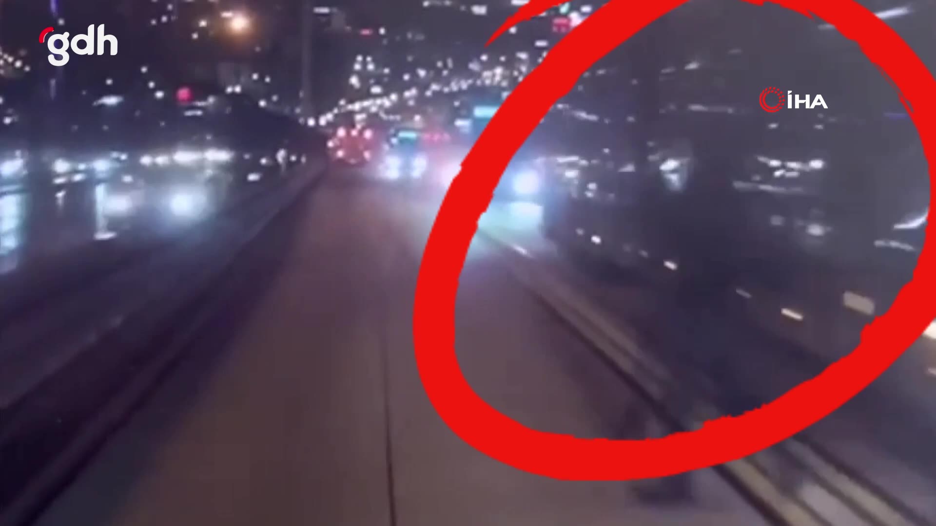Beylikdüzü'nde metrobüs, yerinden inen şoföre çarptı