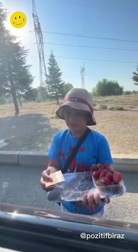 8 yaşındaki Mehmet'e 50 euro ile çilek günü güzelleşti