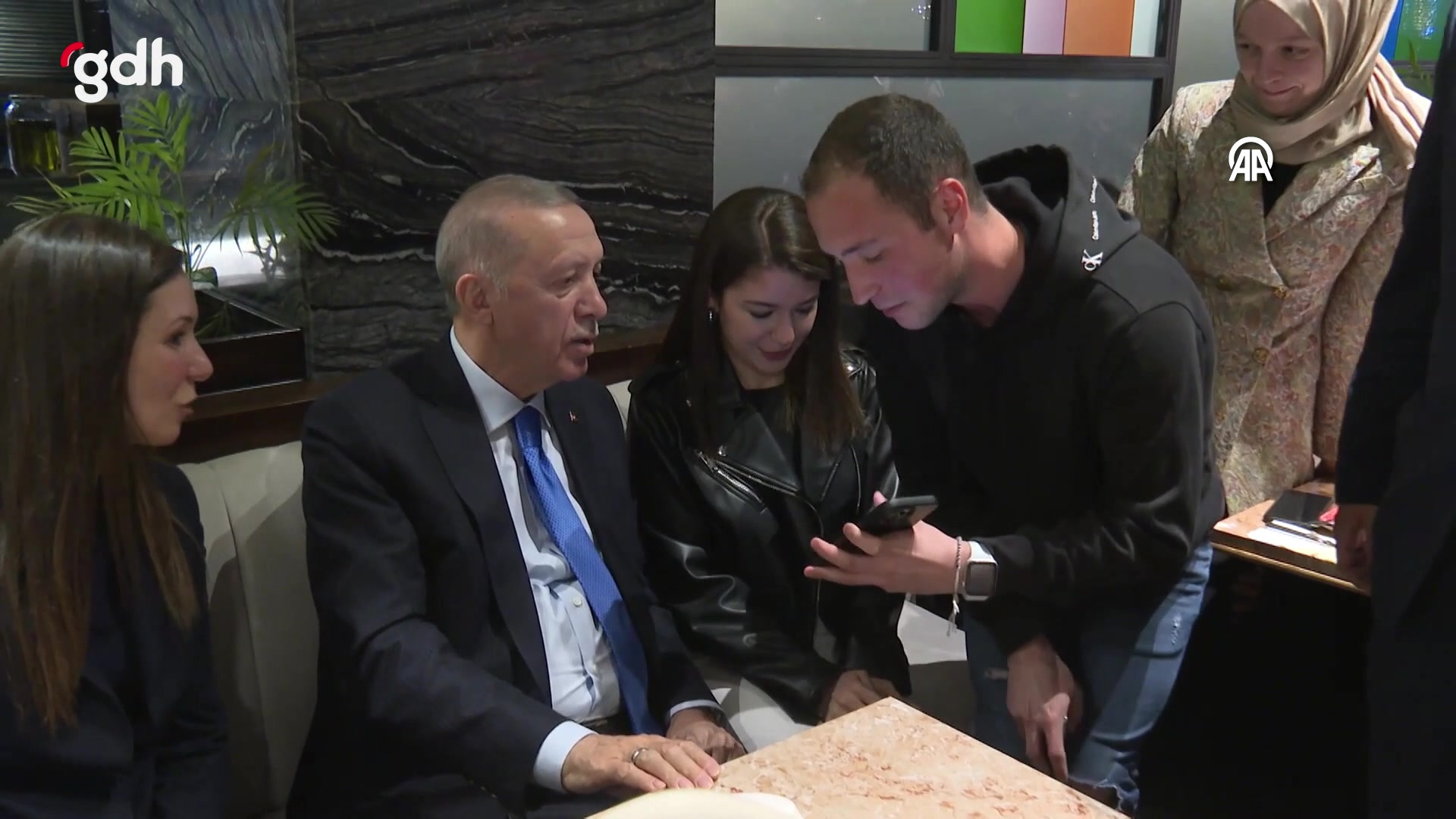 Erdoğan, Ankara'da gençlerle sohbet edip fotoğraf çektirdi
