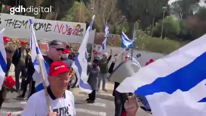 Protestocular, Netanyahu hükümetini istifa etmeye zorladı
