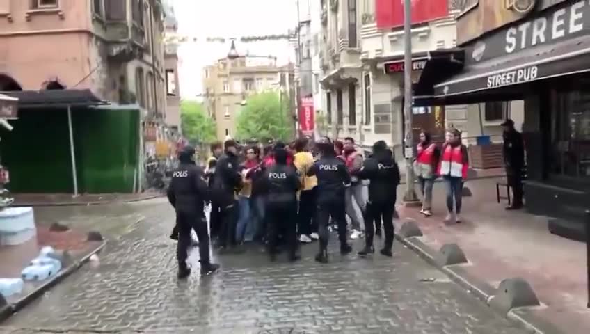 Taksim'e çıkmaya direnen grup polis tarafından durduruldu