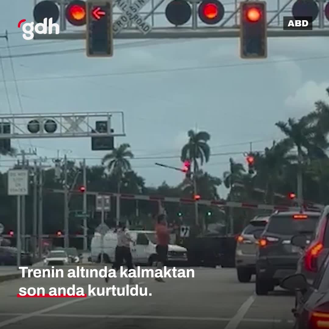 Tren yaklaşırken raylarda kalan sürücüyü vatandaşlar kurtardı