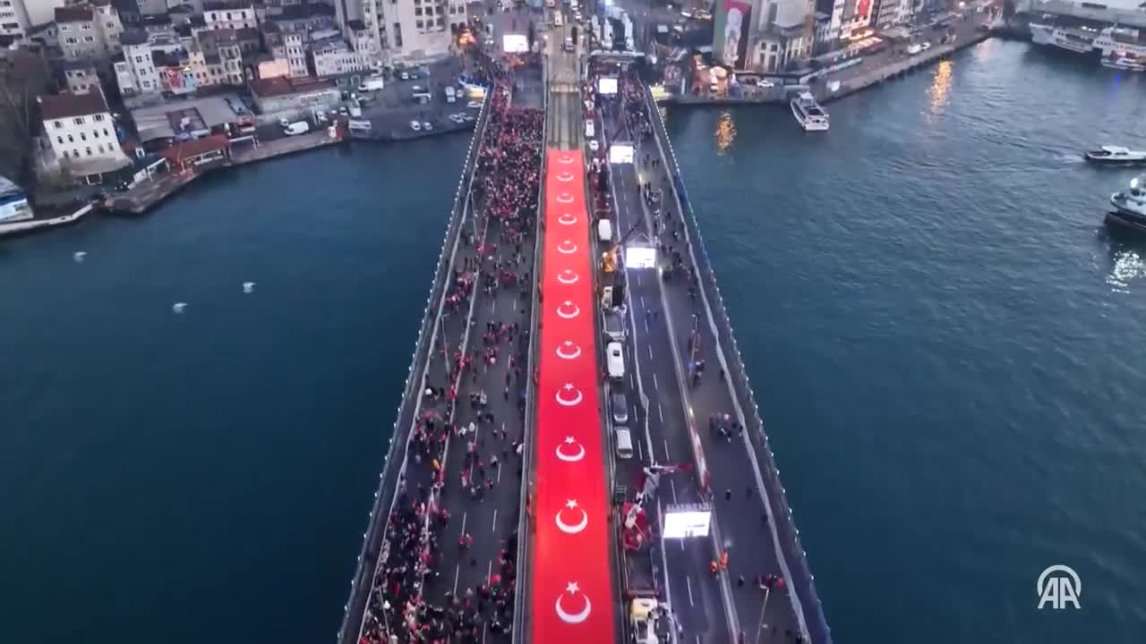 Gazze'ye destek için Galata Köprüsü'nde sabah namazı eylemi