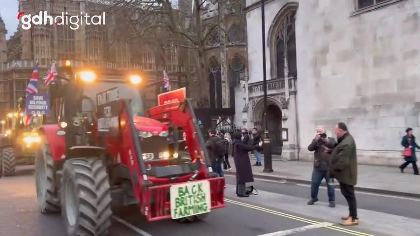 Çiftçiler Londra'da traktörlerle ucuz gıda ithalatını protesto etti