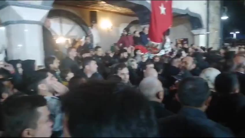 CHP Genel Başkanı Özgür Özel, Manisa'da protesto edildi